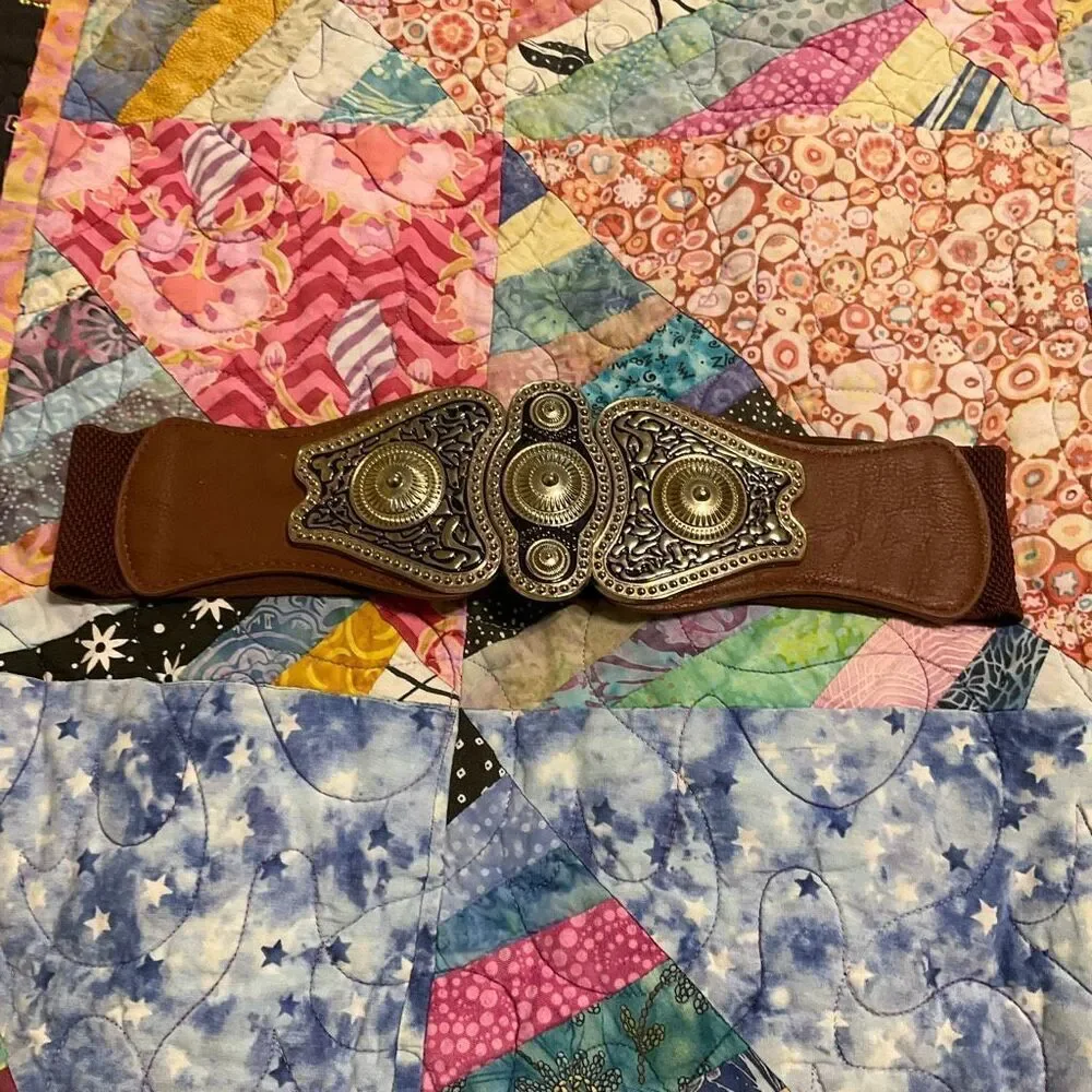 Cool vintage looking metal stretch antique buckle belt, brown and brushed gold
